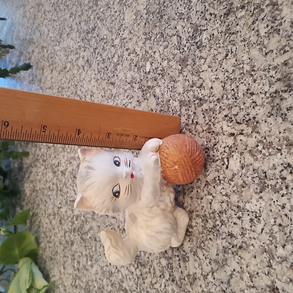1950's MCM Playful White & Gray Kitten With Yarn Ceramic Figurine - Picture 5 of 8